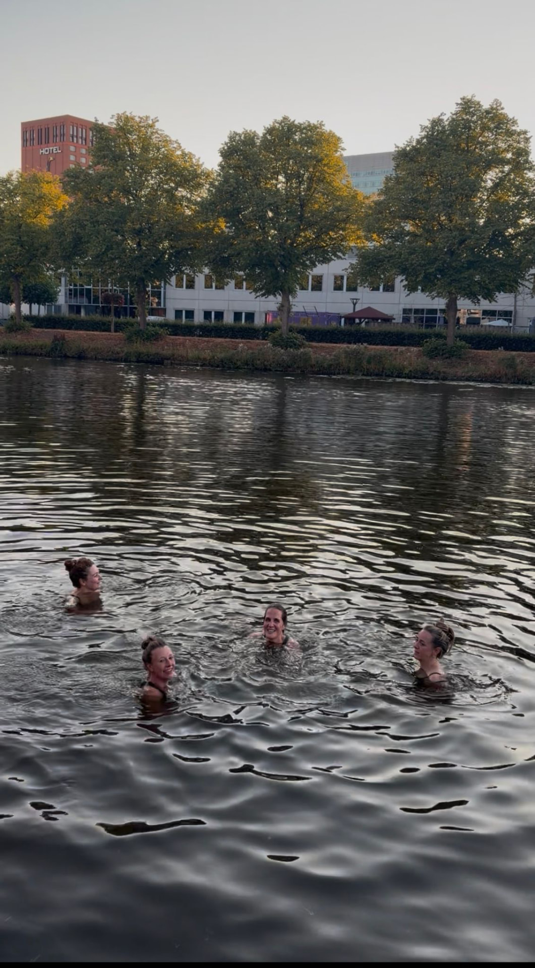 Vrouwen zwemmen samen in buitenwater