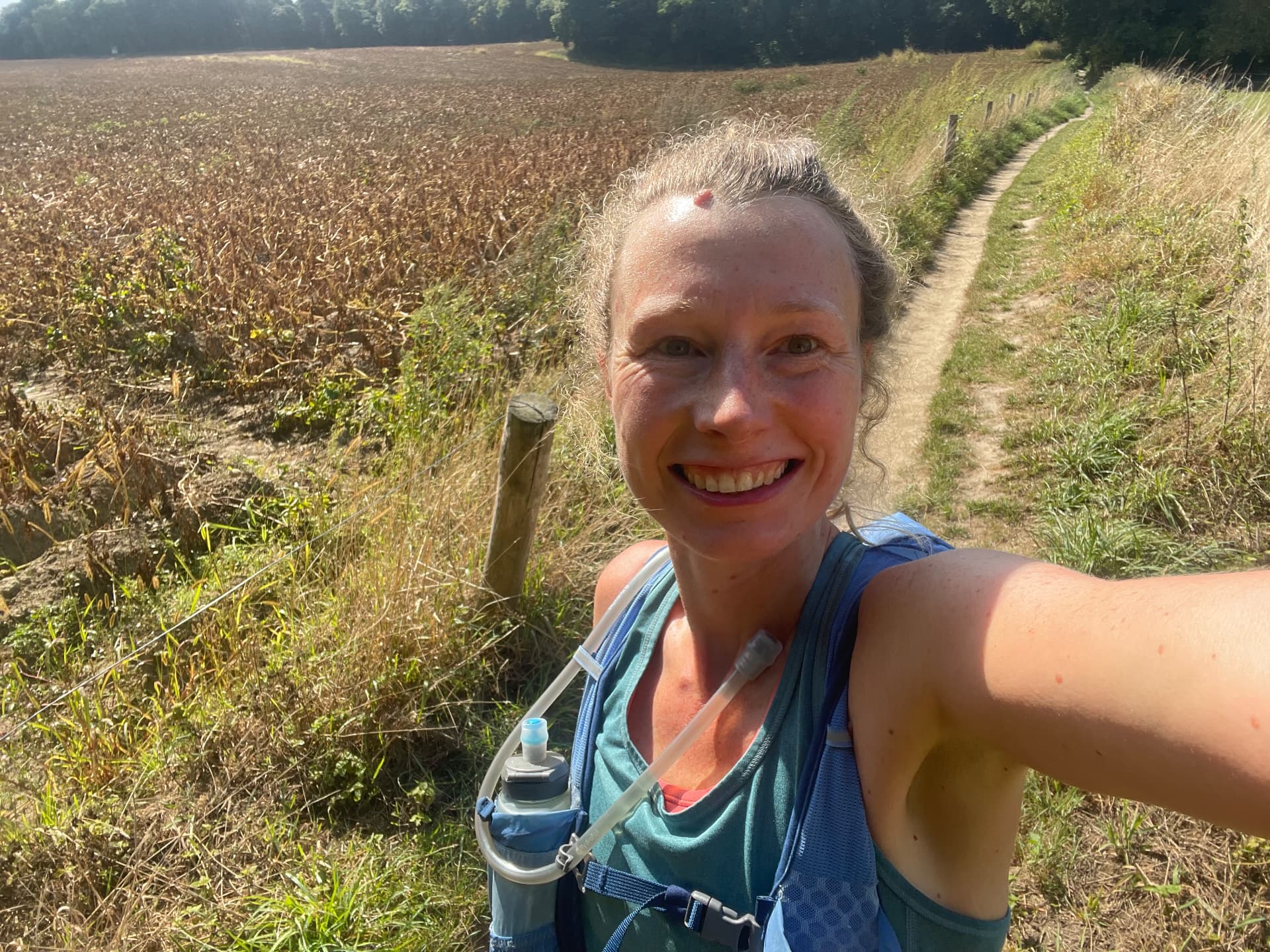 Jitske lacht in de camera na een rondje hardlopen