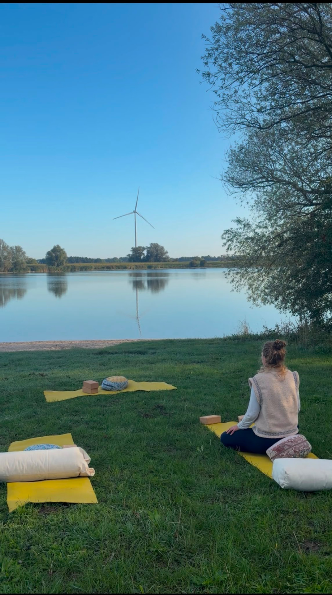 Klaargelegde yogamatten aan het water